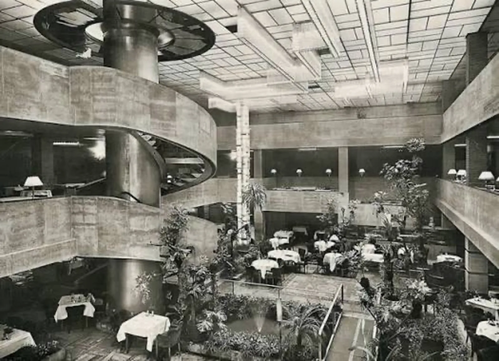 Holzverkleidetes Treppenhaus der Stadtvilla